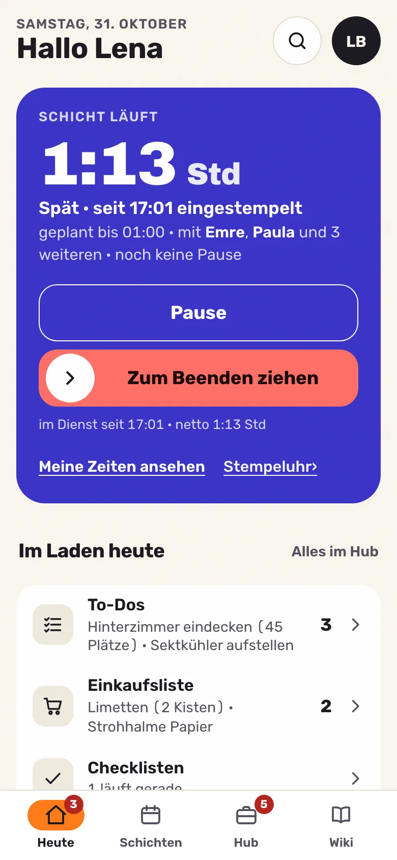 Die Stempeluhr am Handy: Die Schicht läuft seit 17:01, darunter stehen die To-Dos und der Einkaufszettel für heute.